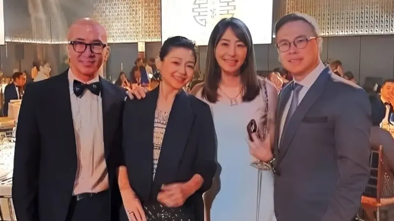 ▲48歲女星大S今（3）日被證實病逝，賈永婕8天前才在王偉忠女兒的歸寧宴見到好友，還留下他們兩對夫妻的甜蜜合照，如今得知噩耗，忍不住悲痛喊：「無法接受。」圖為具俊曄（左起）、大S、賈永婕、賈永婕老公。（圖／賈永婕臉書）