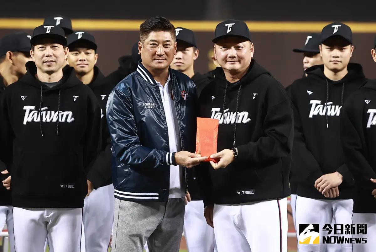 ▲WBC官方今（4）日公布經典賽資格賽A組28人名單，不過中華隊僅提供27位選手，而旅美好手鄭宗哲不在正選名單中，圖為棒協理事長辜仲諒發加菜金給中華隊總教練曾豪駒。（圖／記者葉政勳攝 , 2025.02.03）