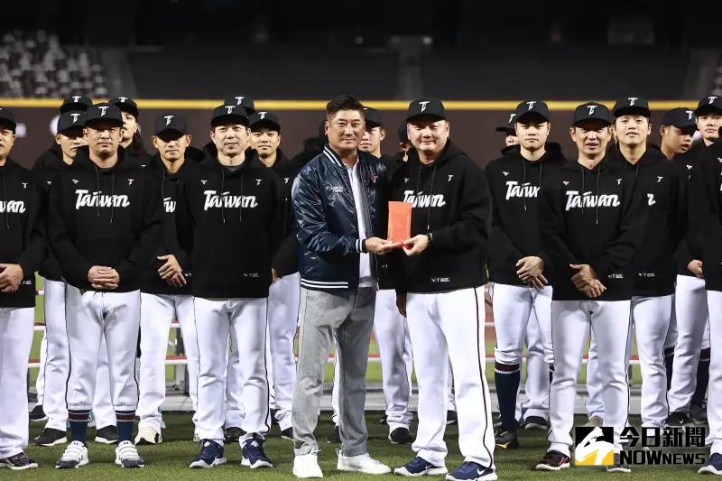 ▲棒協理事長辜仲諒出席2025世界棒球經典賽資格賽中華隊開訓儀式，並且頒發加菜金20萬給中華隊。（圖／記者葉政勳攝 , 2025.02.03）