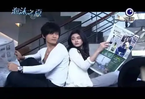 ▲大S（右）因流感併發肺炎過世，曾合作過《泡沫之夏》的黃曉明（左）心痛發聲「真的很難受」。（圖／翻攝自微博）