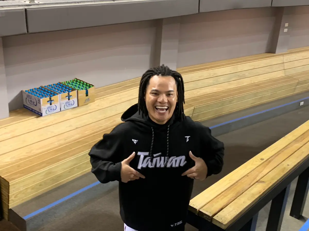 ▲「國防部長」張育成今（3）日穿上中華隊球衣，出席2026年第6屆WBC世界棒球經典賽資格賽中華隊集訓，這是張育成繼上屆經典賽後再度披上中華隊「18號」戰袍，張育成笑說自己對徐若熙不好意思，自己選走18號，「因為99號冠軍教頭曾豪駒的背號。」（圖／記者陳柏翰攝）