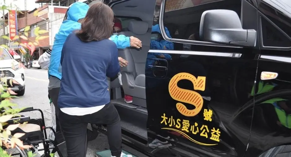 ▲大S在2021年發起捐助門諾的「大小S號」偏鄉巡迴醫療車，如今都還奔馳在花蓮遠地的各個角落。（圖／翻攝門諾公益臉書）