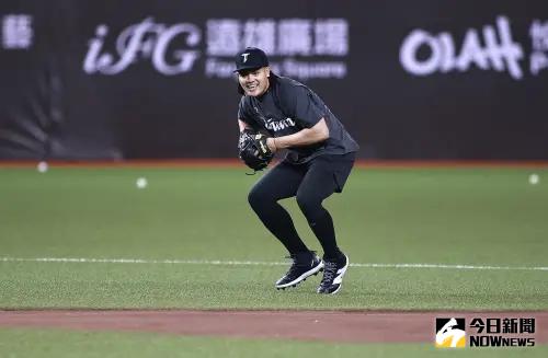 ▲張育成繼2023年經典賽後，再度披上中華隊戰袍出戰資格賽，不僅是中華隊打線中不可或缺的最強打者，也會鎮守游擊大關。（圖／記者葉政勳攝 , 2025.02.03）