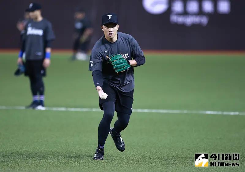 ▲現效力於匹茲堡海盜體系的旅美投手陳柏毓昨（5）日向經典賽資格賽中華隊報到，並隨即進行Live BP，面對陳傑憲、吳念庭、張育成等資深打者，投球狀況相當不錯。中華隊內野手吳念庭在打完陳柏毓的球後，直說好險在杭州亞運時是同友，吳念庭還透露對決陳柏毓的5顆球都是變化球，陳柏毓還嗆聲說，「吳桑，打不到喔。」（圖／記者葉政勳攝 , 資料照）