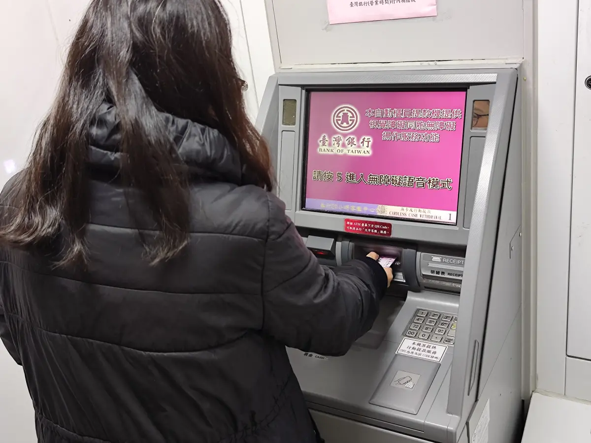 ▲中市府法制局呼籲，勿將金融帳戶交付他人使用，以免遭受告誡處分。(圖／法制局提供2025.2.3)