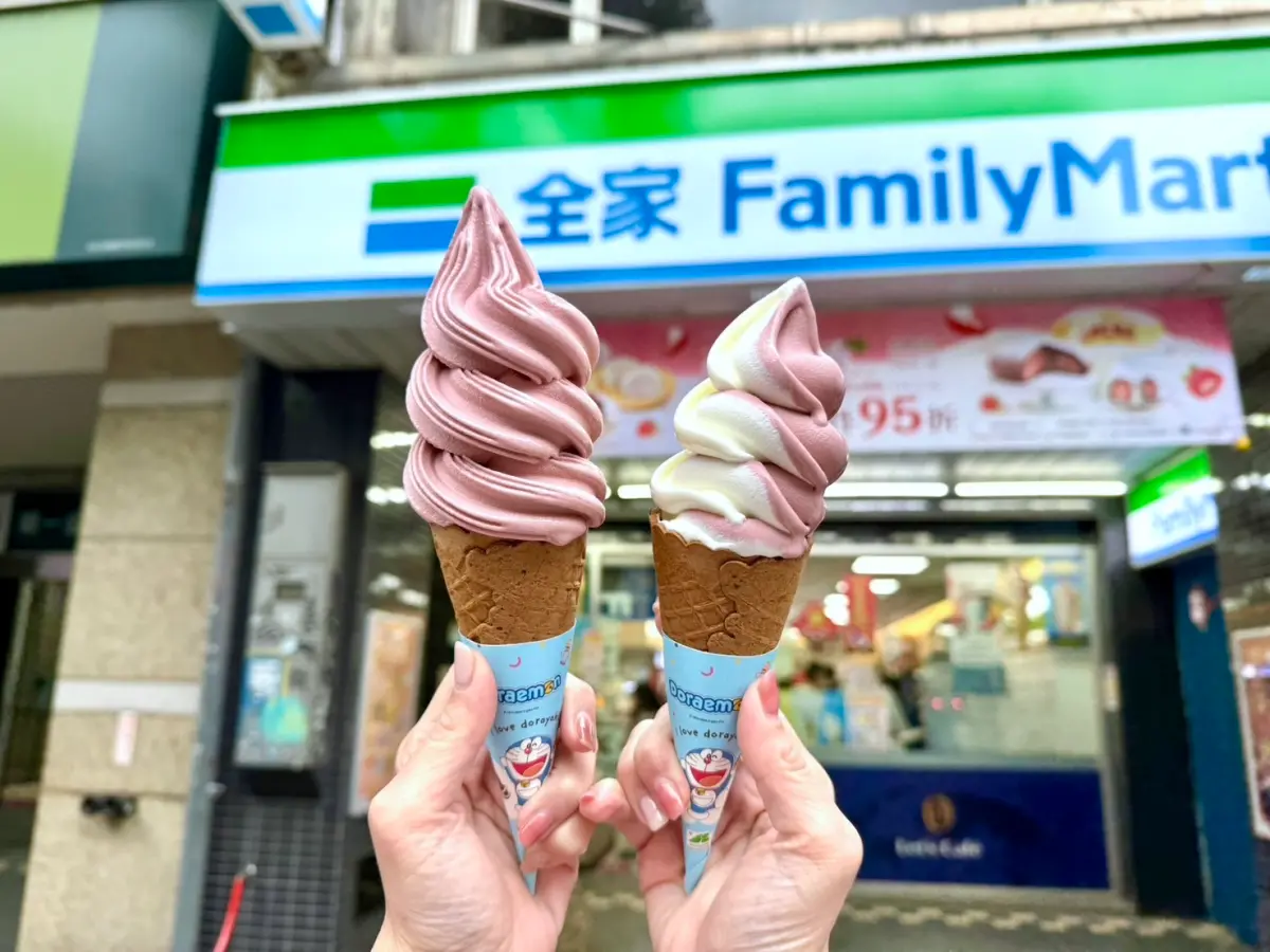 ▲全家迎接櫻花季，本週「喝的霜淇淋」買一送一，霜淇淋5元多一支。（圖／記者蕭涵云攝）