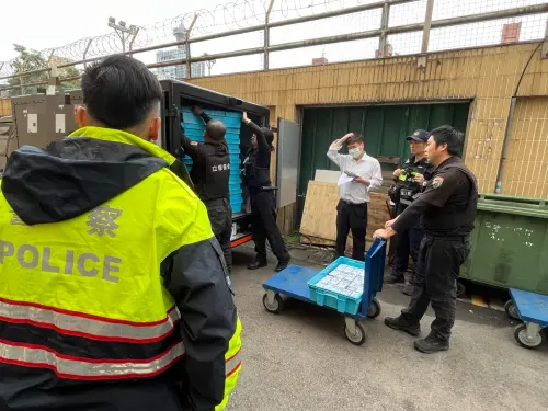 中部最大現鈔護送　警荷槍押送億元現鈔入庫
