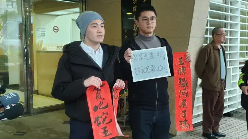 國民黨青年丁瑀(左)到立法院要找王世堅。(圖/何哲欣攝,2025.02.03) ▲國民黨青年丁瑀(左)到立法院要找王世堅。(圖/何哲欣攝,2025.02.03)