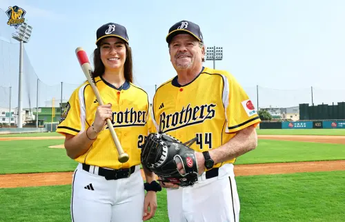 ▲莎菈（Sarah Edwards）身穿中信兄弟黃衫，手持球棒帥氣亮相，作為球隊新任打擊教練，她的加入象徵中職進入全新時代，打破傳統的打破性別藩籬。（圖／中信兄弟提供）