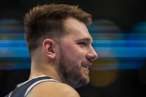 NBA仍在消化Luka Doncic被交易至洛杉磯湖人的震撼消息,陣中頭號球星無預警被送走,儘管已經過了一天的時間,但是達拉斯的球迷們顯然還在消化此事,許多球迷在球館外、Dirk Nowitzki透過噴漆、擺放物品表達不滿,甚至有人送來一口棺材,象徵獨行俠未來被埋葬了。 ▲NBA仍在消化Luka Doncic被交易至洛杉磯湖人的震撼消息,陣中頭號球星無預警被送走,儘管已經過了一天的時間,但是達拉斯的球迷們顯然還在消化此事,許多球迷在球館外、Dirk Nowitzki透過噴漆、擺放物品表達不滿,甚至有人送來一口棺材,象徵獨行俠未來被埋葬了。(圖/美聯社/達志影像)