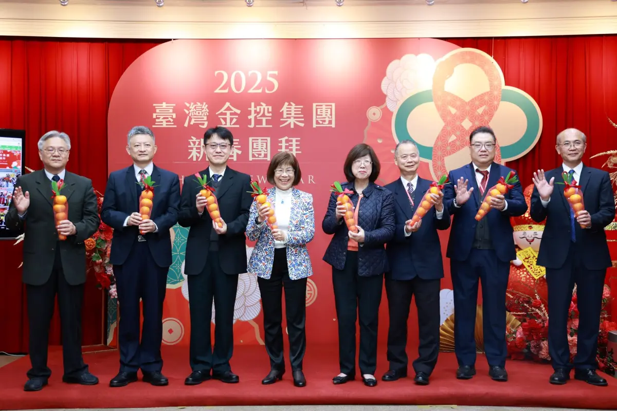 ▲台灣金控新春團拜，董事長凌忠嫄（左4）率集團董事長及總經理與高階主管期許蛇年行大運，業績長紅步步高。 （圖／台灣金控提供）