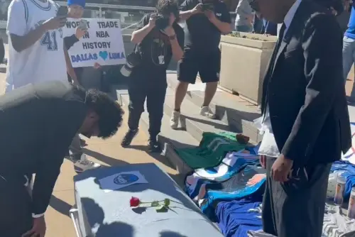 幾位狂熱的獨行俠球迷甚至花了3000美元(約新台幣9.9萬元),訂製了一口棺材,送到球場門口,象徵這筆交易等同於「埋葬」這支球隊的未來。 ▲幾位狂熱的獨行俠球迷甚至花了3000美元(約新台幣9.9萬元),訂製了一口棺材,送到球場門口,象徵這筆交易等同於「埋葬」這支球隊的未來。(圖/翻攝自網路)