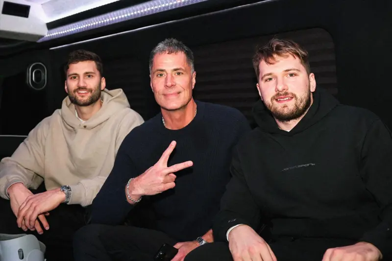 ▲交易後不到24小時Luka Doncic就抵達好萊塢，身穿黑色連帽衫的他在抵達洛杉磯後，比出「LA」的手勢。湖人總管Rob Pelinka親自來接機。（圖／取自洛杉磯湖人X）