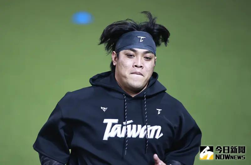 ▲陳子豪靠著球棒進入中華隊，日前也成為總教練曾豪駒點名的中心打線4人組之一，將是本次中華隊打線最關鍵人物之一。（圖／記者葉政勳攝 , 2025.02.03）