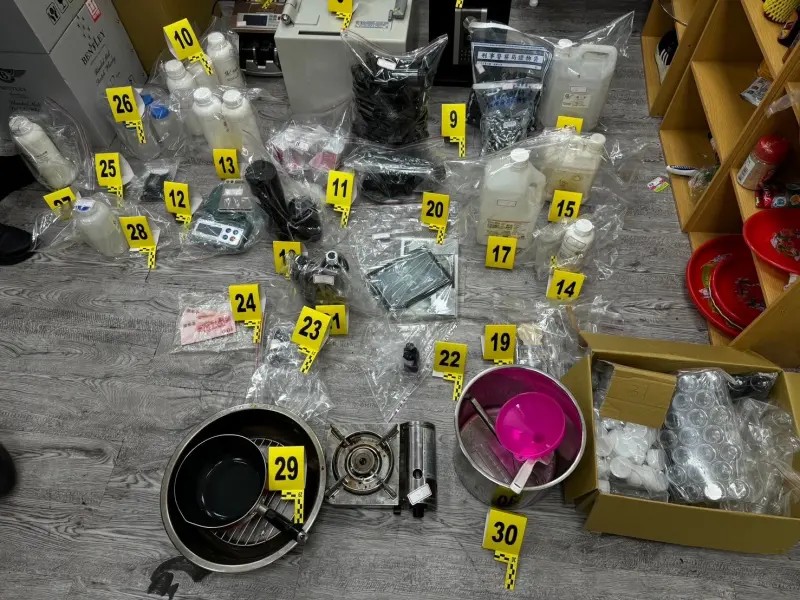 ▲桃園檢警破獲平鎮一處檳榔攤掩護的依托咪酯（喪屍菸彈）製毒工廠，逮捕4嫌犯，檢方認為惡性非輕，求處5年重刑。（圖／桃園地檢署提供）