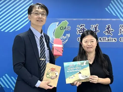 ▲海洋保育署署長陸曉筠(右)分享海保署近期出版小燕鷗繪本、海洋生物圖鑑「海螺與海蛞蝓」，以及同仁手繪的海洋保育紅包袋等，給予高雄地方檢察署檢察長黃元冠(左)，以資紀念。(圖／海洋保育署提供)