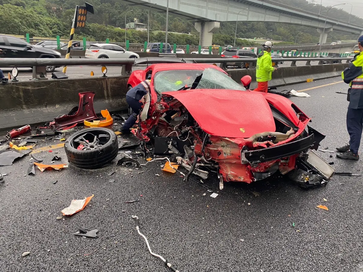 ▲37歲梁男駕駛保時捷在國道自撞，車身嚴重毀損，良男也被拋出車外，被緊急送往長庚醫院。（圖/國道警察提供）