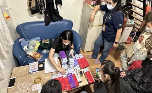 ▲現場查扣近三百件醫療相關證物，市價達新台幣數十萬元。（圖／移民署屏東專勤隊）