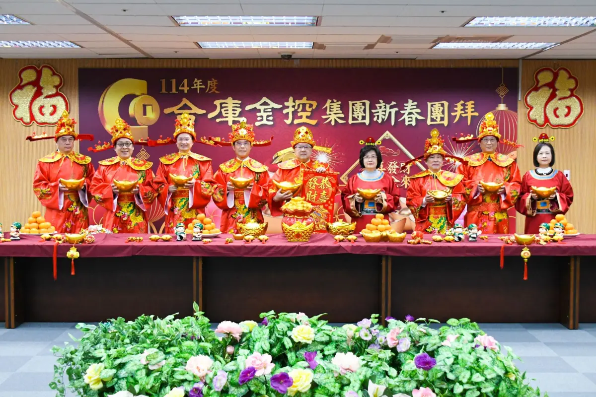 ▲合庫金控暨銀行董事長林衍茂今（3）日率領旗下6家子公司董事長及金控、銀行總經理，以財神服裝亮相，一手捧金元寶，一手持吉祥話卷軸，向全體員工祝賀拜年。（圖／合庫金提供）