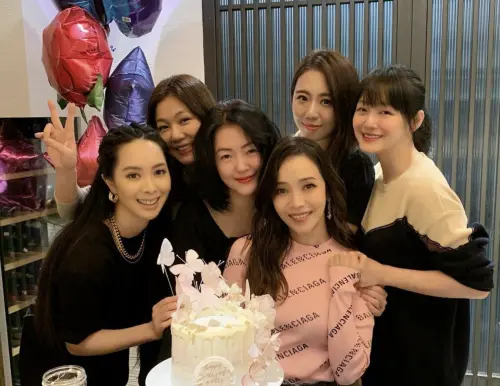 ▲大S(右1)生前與侯佩岑(右3)情同姐妹。(圖/IG houpatty) ▲大S(右1)生前與侯佩岑(右3)情同姐妹。(圖/IG houpatty)