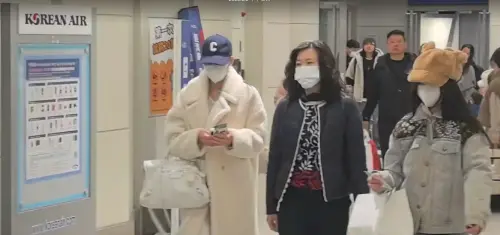 小S徐熙娣愛女Lily、許老三,於稍早返台,已於稍早飛返台灣,並在家屬陪同下低調、快步離開機場。(圖/翻攝畫面) ▲小S徐熙娣愛女Lily、許老三,於稍早返台,已於稍早飛返台灣,並在家屬陪同下低調、快步離開機場。(圖/翻攝畫面)