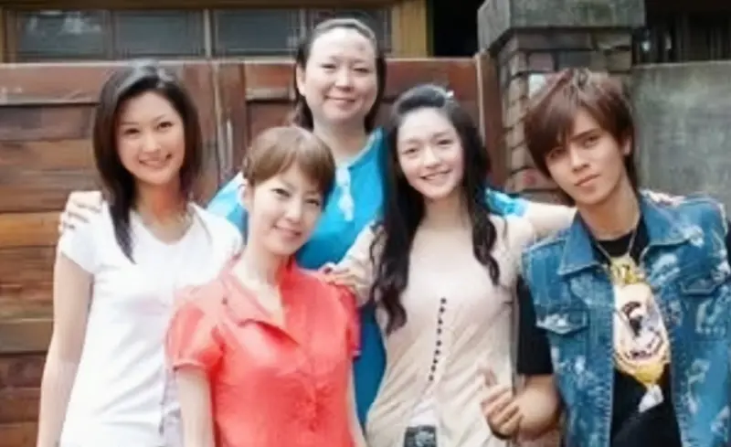 ▲陳珮騏（左1）發文哀悼大S（右2），曝光當年自己還是菜鳥時，大S雪中送炭的暖舉，她也懊悔沒能親口向大S道謝。（圖／陳珮騏IG）