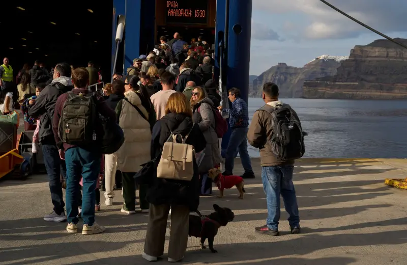 ▲位於希臘愛琴海上的聖托里尼島，近日頻繁發生地震，嚇壞不少居民和遊客，紛紛趕著搭乘飛機或渡輪離開。（圖／美聯社／達志影像）
