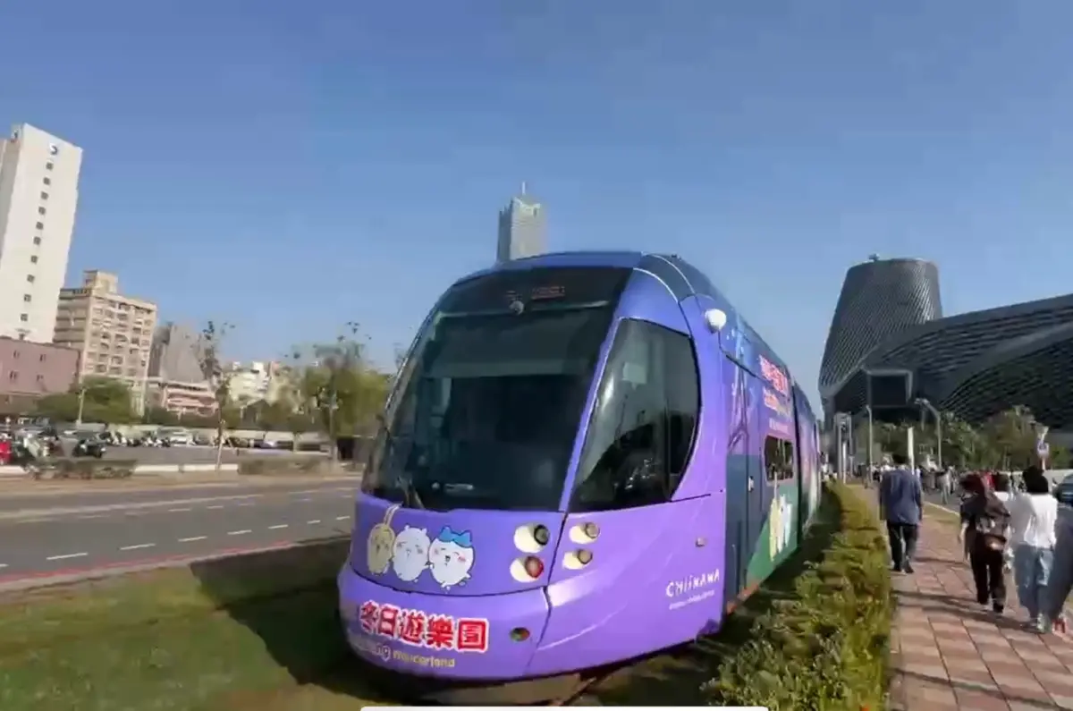 ▲高雄輕軌14時恢復營運，每班班距15分鐘。（圖／高市府捷運局提供）