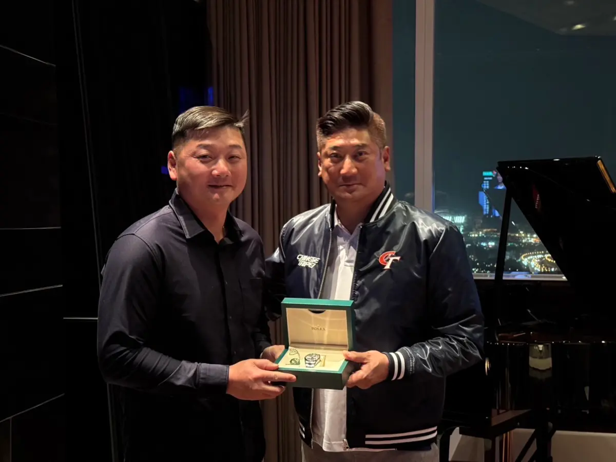 ▲中信金控董事辜仲諒（右）。（圖／中華職棒大聯盟提供）