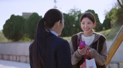 ▲何潤東（左1）將自己躲狗仔的經歷放入劇中，郭雪芙（中間）和陳柏霖（右1）在《不如海邊吹吹風》中雙向救贖。（圖／大川大立）