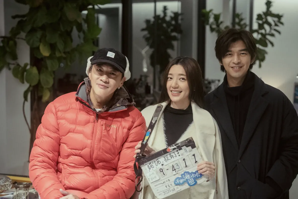 ▲何潤東（左1）將自己躲狗仔的經歷放入劇中，郭雪芙（中間）和陳柏霖（右1）在《不如海邊吹吹風》中雙向救贖。（圖／大川大立）