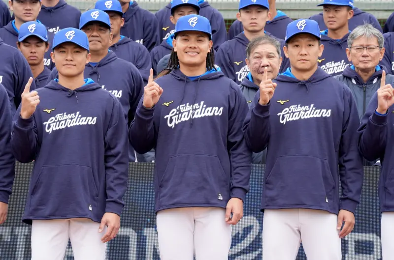 ▲富邦悍將張育成今（4)日在球隊開訓典禮上受到總教練陳金鋒點名，成為富邦新任隊長，「月初報到總教練問我能不能接下隊長任務。」他說自己只猶豫一下，因為過去從未擔任過隊長角色，未來會努力成為選手跟教練的橋樑。（圖／富邦悍將提供）