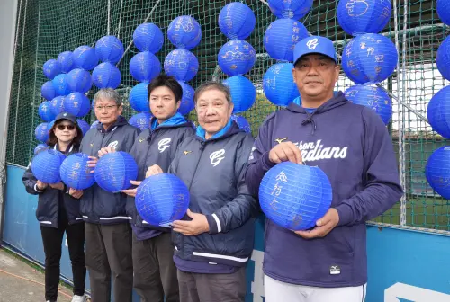 ▲富邦悍將2025年開訓日，管理層由左至右分別是陳昭如、郭泰源、林威助、林華韋以及陳金鋒。（圖／富邦悍將提供）