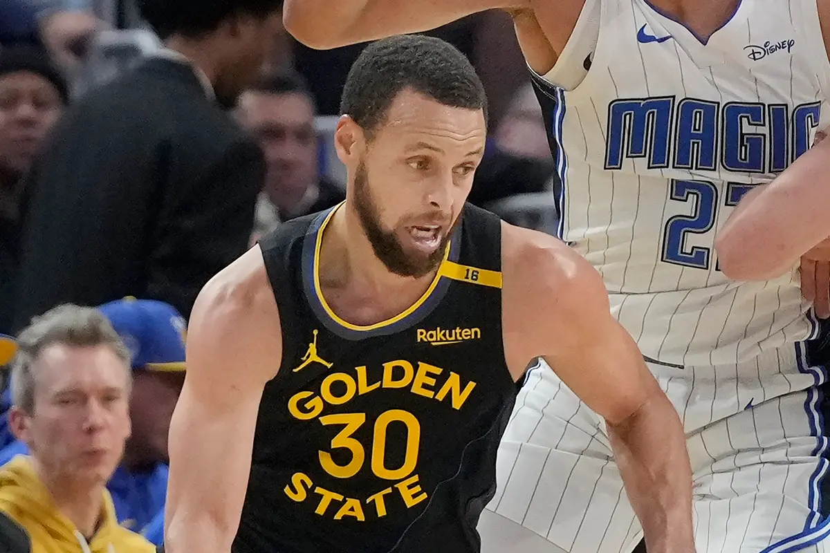 ▲NBA例行賽今（4）日進行金州勇士對決奧蘭多魔術的賽事，勇士主將Stephen Curry先發出戰試圖率隊止敗，這一場比賽他發揮相對平庸，只有24分進帳，勇士隊在一場低比分的賽事中以104：99擊敗魔術，最近4戰拿下3勝。（圖／美聯社／達志影像）