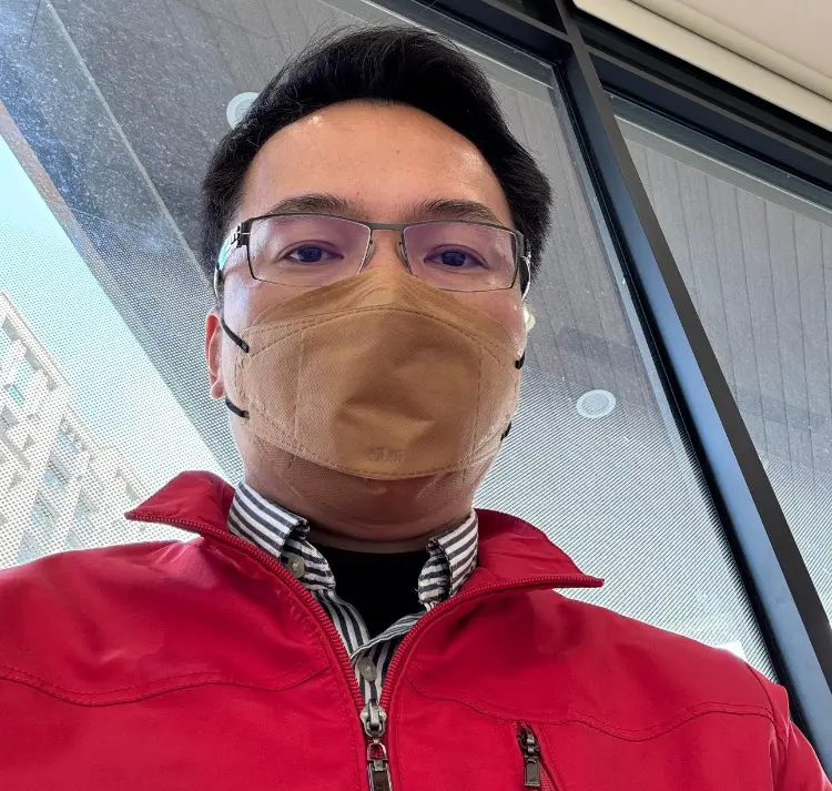 ▲市議員林智鴻因喉嚨不適到診所看診，遇到民眾擔憂的表示，預算在立法院被砍成這樣，政府有錢能夠多買疫苗嗎？(圖／截至市議員林智鴻臉書)