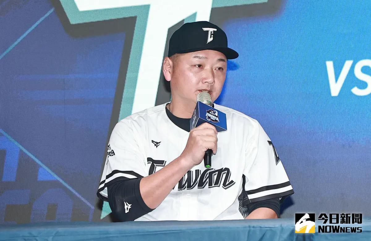 ▲中華隊在稍早WBC官方公布的28人名單中僅有27人，成為4隊中唯一人數未滿的球隊，總教練曾豪駒今日說明原因，是因為旅美好手鄭宗哲獲得匹茲堡海盜隊大聯盟春訓邀請，為把握在大聯盟發展機會，球團已替他婉拒參加資格賽。（圖／記者葉政勳攝 , 2025.02.04）