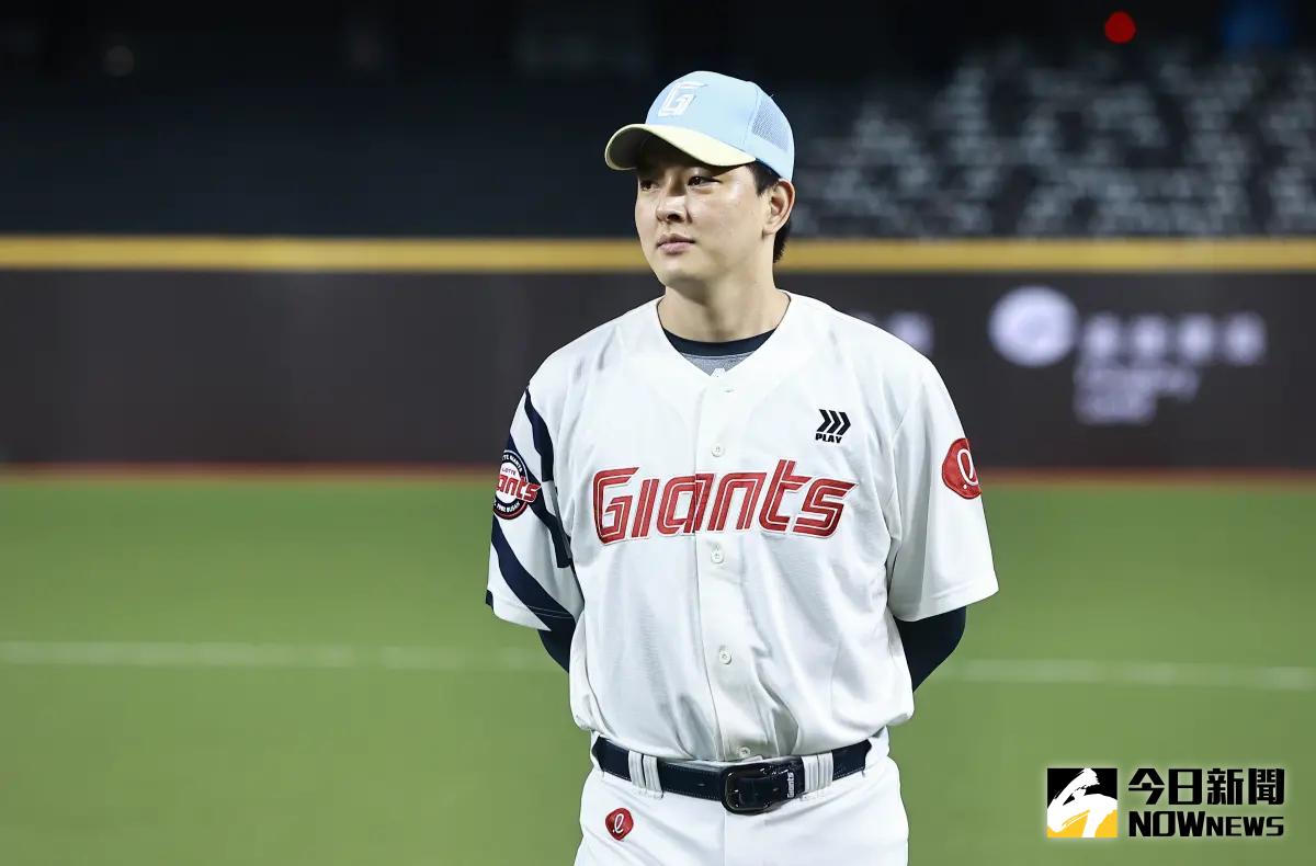 ▲韓職樂天巨人隊即將與經典賽資格賽中華隊在2/12、2/13進行兩場交流賽，樂天巨人投手金元中也提前到比樂天巨人守護神金元中，稍早提前到比賽場地台北大巨蛋參觀場地，直言投手丘好高，感覺比較有利於投手發揮。（圖／記者葉政勳攝 , 2025.02.04）