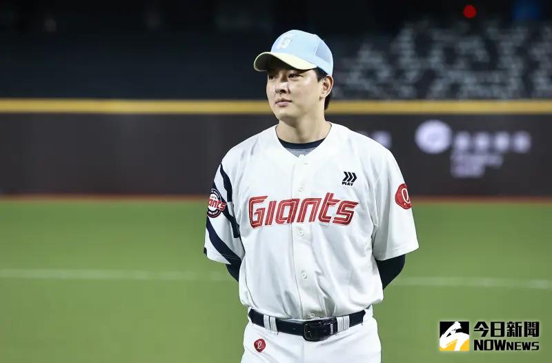 ▲韓職樂天巨人隊即將與經典賽資格賽中華隊在2/12、2/13進行兩場交流賽，樂天巨人投手金元中也提前到比樂天巨人守護神金元中，稍早提前到比賽場地台北大巨蛋參觀場地，直言投手丘好高，感覺比較有利於投手發揮。（圖／記者葉政勳攝 , 2025.02.04）