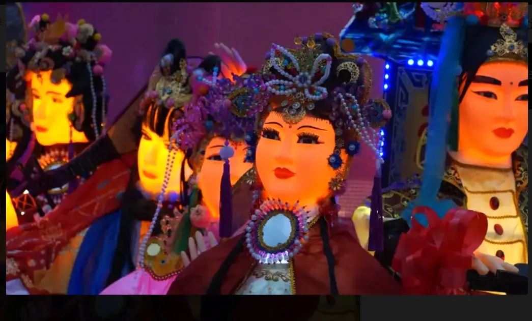 ▲去年台北燈節花燈「眾神祈福」引發爭議，其中一尊人偶撞臉台中市長盧秀燕。（資料照片／記者呂炯昌攝）