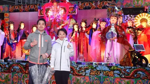 還記得蔣萬安笑「醜水」的盧秀燕花燈?今年由她完美承接讚譽 ▲台中市長盧秀燕去年曾應蔣萬安之邀,到台北燈節參觀「醜水」的盧秀燕花燈。(圖/翻攝我是台北人臉書,2025.02.04)