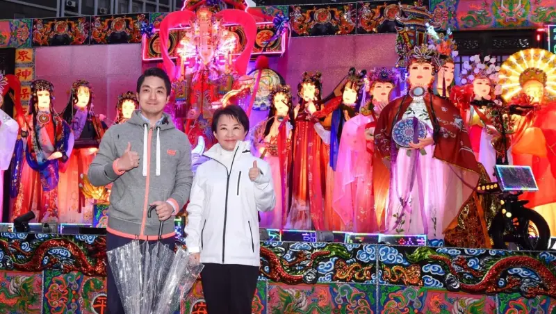▲台中市長盧秀燕去年曾應蔣萬安之邀，到台北燈節參觀「醜水」的盧秀燕花燈。（圖／翻攝我是台北人臉書，2025.02.04）