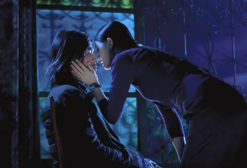 ▲大S(右)和江口洋介在《詭絲》本來有一些感情對手戲,比較親密的部分在正式上映後被剪掉,只有坎城影展觀摩首映時才出現。(圖/摘自IMDb) ▲大S(右)和江口洋介在《詭絲》本來有一些感情對手戲,比較親密的部分在正式上映後被剪掉,只有坎城影展觀摩首映時才出現。(圖/摘自IMDb)