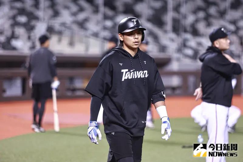 ▲經典賽中華隊持續在臺北大巨蛋備戰，多位投手開始進行Live BP，其中林盛恩的投球最引人注目，與其搭配的捕手陳重羽直說，接林盛恩的球感覺到年輕的手臂。陳重羽也談到投補之間雖然還在摸索階段，但溝通上完全沒問題。（圖／記者葉政勳攝 , 資料照）