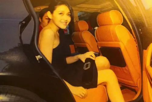 ▲泛黃舊照曝光，大S黑色露肩禮服展現自信光采。（圖／翻攝自@happyyali IG）