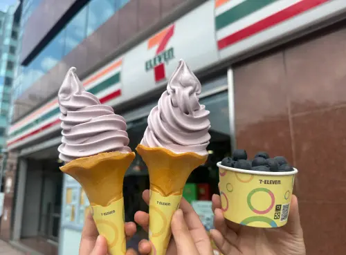 7-11、全家霜淇淋買1送1！新口味藍莓起司霜淇淋　隱藏版草莓口味
