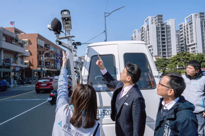 ▲新竹市代理市長邱臣遠視察「車載式六合一」複合稽查設備。（圖／新竹市府提供）
