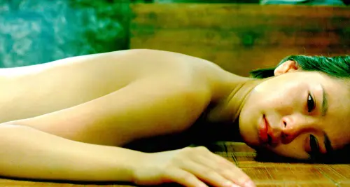 ▲夏文汐在《殺夫》中仍應劇情需要有性感、清涼的演出,成為當年電檢能否過關的焦點,月底在台重映將完整呈現。(圖/海鵬提供) ▲夏文汐在《殺夫》中仍應劇情需要有性感、清涼的演出,成為當年電檢能否過關的焦點,月底在台重映將完整呈現。(圖/海鵬提供)