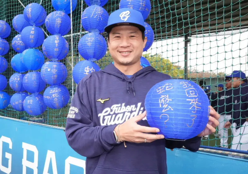 ▲相隔4個賽季，賴鴻誠再度回到富邦悍將，他透露去年季末受到多支球隊接觸，決定回富邦的原因是陳昭如副領隊的一通電話，同時賴鴻誠也對資深選手因年紀就遭受不平等薪資待遇大吐苦水，「年紀大一定沒有價值與能力嗎？我認為不是，該有的價值表現出來，我認為年紀不應該是藉口。」（圖／富邦悍將提供）