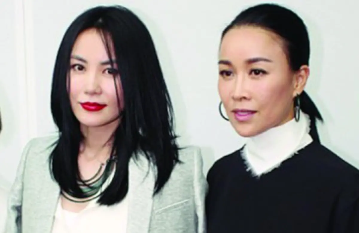 ▲那英（右）與王菲（左）是認識多年的好朋友，那英曾公開批謝霆鋒是「小白臉」，想不到王菲並不介意，只淡淡護愛回應12字：「男人都是壞的，不如選個帥的」。（圖／翻攝自微博）