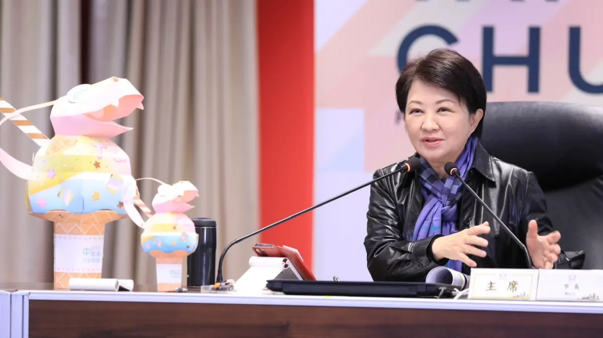 ▲台中市小提燈「甜甜蛇」被網友改名「蛇麼東東」，盧秀燕認為很有趣味性。（圖／台中市政府提供，2025.02.04）